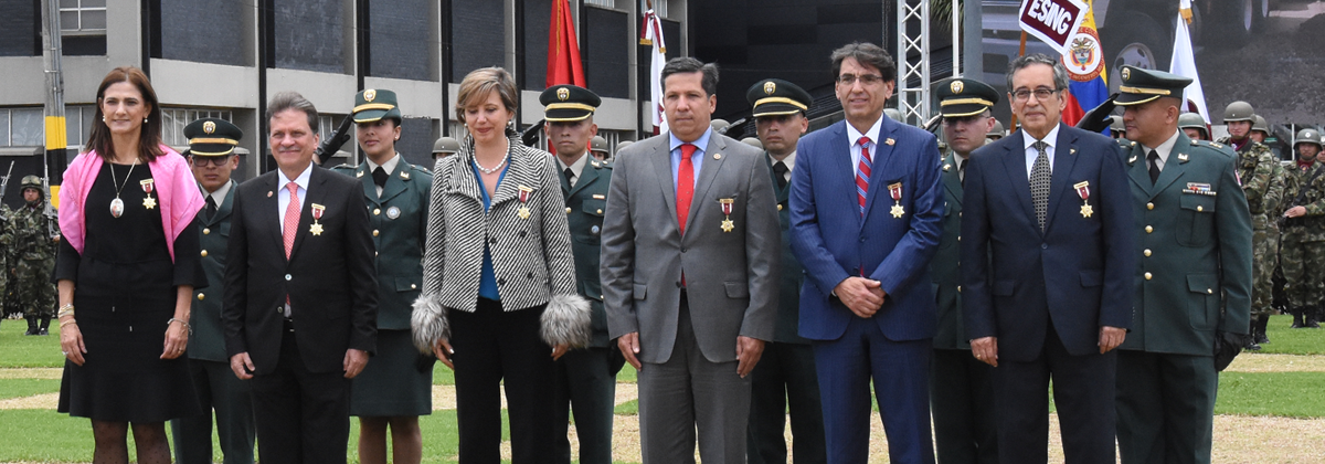 Dir UNGRD es condecorado con la medalla Torre de Castilla.
