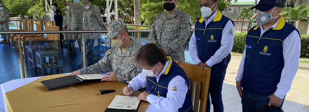 Entrega de carpas a Armada Nacional de Colombia