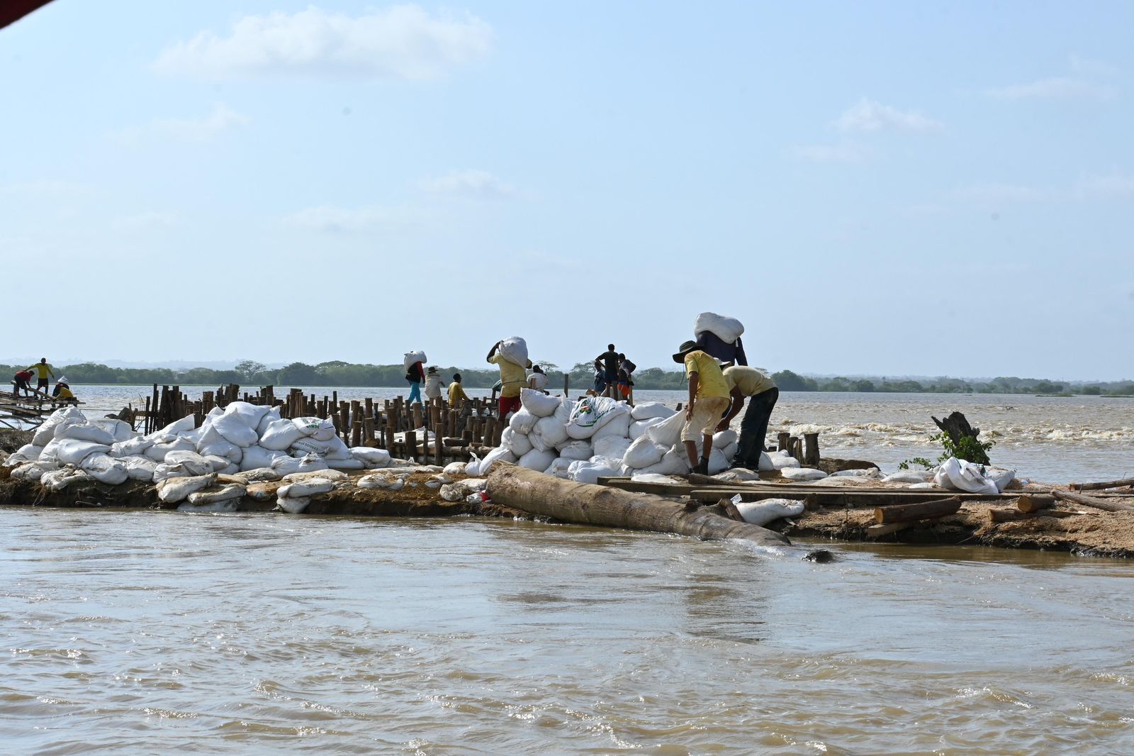 Comunidades construyen jarillón artesanal en Lorica con apoyo de entidades del SNGRD