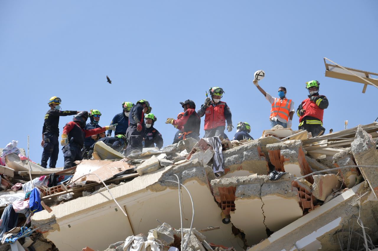 Equipo élite de Colombia avanza en el rescate de un menor en edificio colapsado en La Guaira